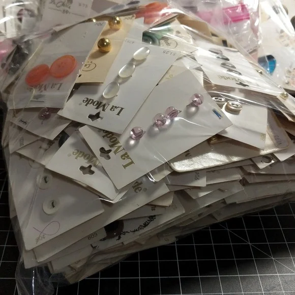 Massive vintage button bundle close to 5lbs - Picture 4 of 13